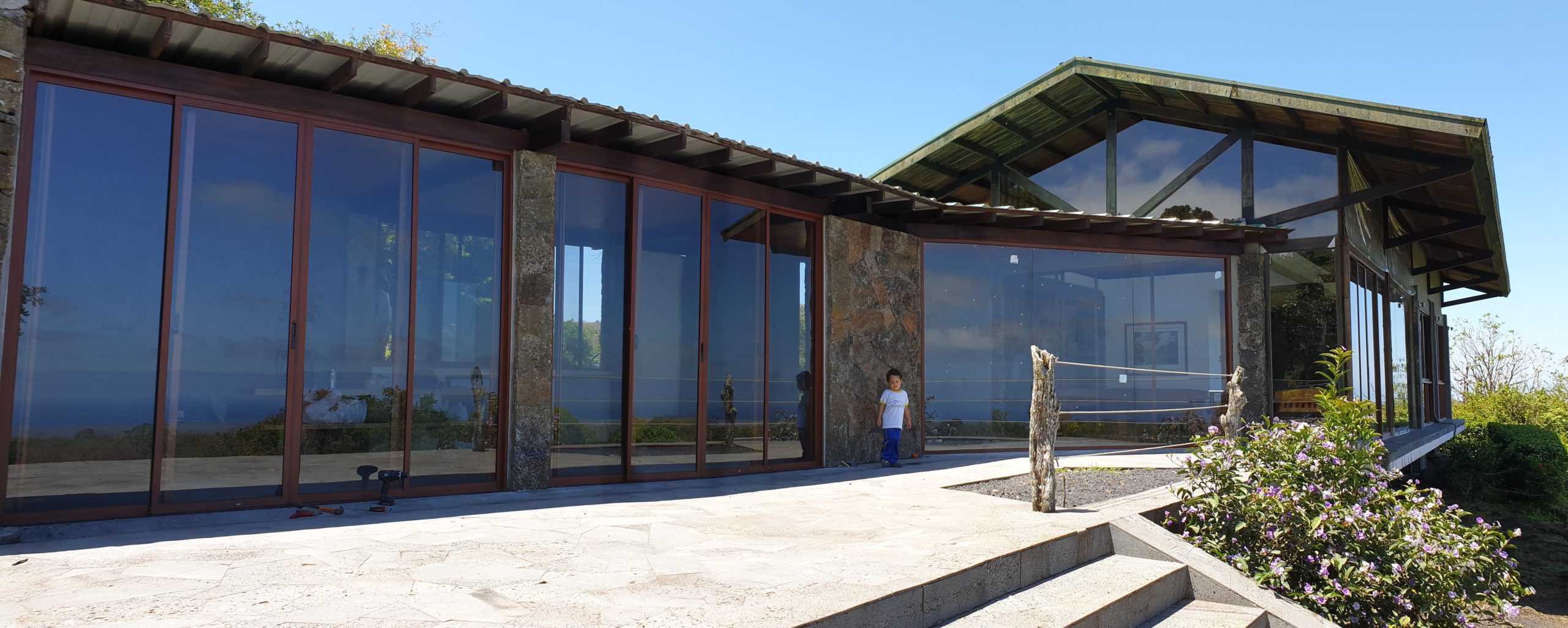 Fachada comercial con aluminio y vidrio